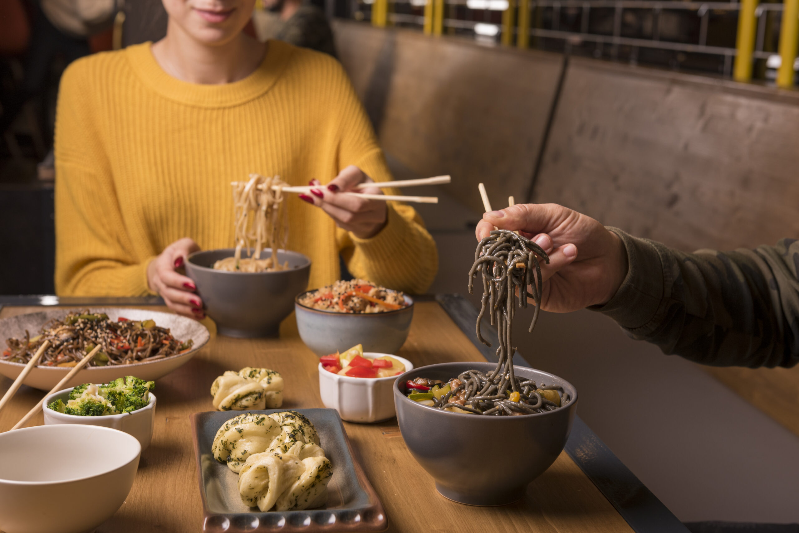 variedad-de-comida-asiatica-y-tazones-de-fideos-en-la-mesa